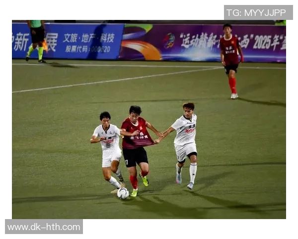 足球巨星深夜现身酒吧引球迷围观欢呼气氛瞬间点燃 足球巨星深夜现身酒吧引球迷围观欢呼气氛瞬间点燃